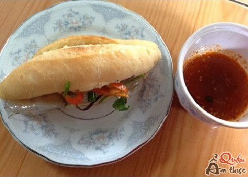 banh-mi-nhan-bot-loc Lạ miệng với món bánh mì của xứ Huế