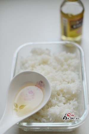 cach-lam-sushi-tai-nha-don-gian-1 Cách làm sushi tôm trứng tại nhà rất đơn giản