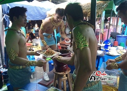 qcohhz13 Thái Lan: Dàn trai đẹp phục vụ quán ăn lề đường gây sốt