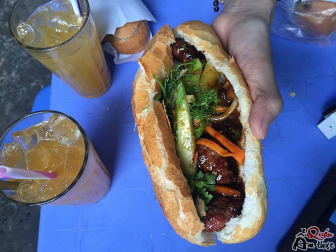 banh-mi1_ Người Sài Gòn nín thở mua ổ bánh mì thịt nướng ‘ngon nhất thế giới’