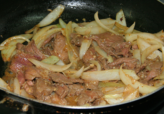 bun-thit-bo-xao-hanh-tay Cách làm bún thịt bò xào hành tây ngon ngất ngây