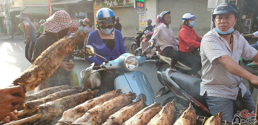phố-cá-lóc-1 'Phố cá lóc nướng' Sài Gòn đông nghịt người ngày vía Thần tài